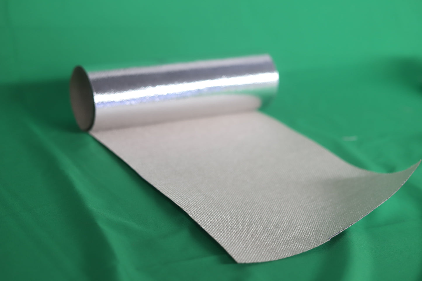 TELA DE FIBRA DE VIDRIO ALUMINIZADA POR UNA CARA ANCHO: 1.52 MTS LARGO: 45 MTS PESO: 45 KGS, TERMINADO : ALUMINIO conscomer